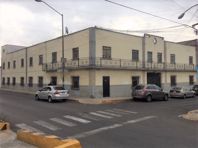 Suri Bienes Raíces - Inversionistas. Se vende edificio en esquina, en Azcapotzalco, con buenos inquilinos, con excelente capitalización de rentas y en perfectas condiciones.