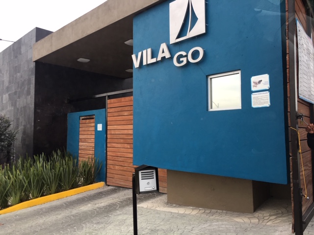 Suri Bienes Raíces - Residencia para estrenar en Fraccionamiento Vilago, Estado de México. Tiene 230 m2 de terreno y 450 m2 de construcción desarrollada en 5 niveles, con vista espectacular.