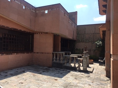 Suri Bienes Raíces - Preciosa casa estilo colonial mexicano en el sur de la ciudad, con 400 m de terreno y 180 m de construcción, en fraccionamiento cerrado.