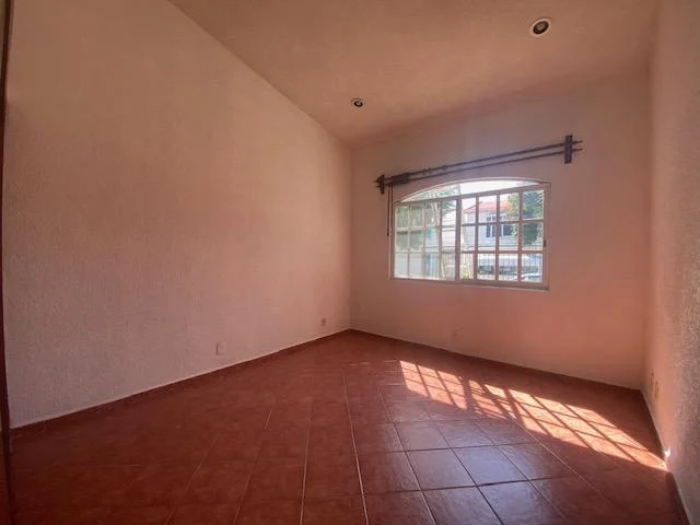 Suri Bienes Raíces - Casa en VENTA Las Fincas Jiutepec, Morelos. Una planta y techos de doble altura