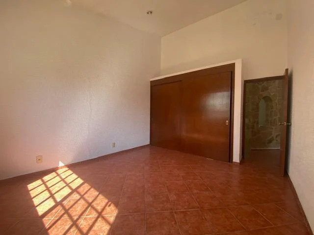 Suri Bienes Raíces - Casa en VENTA Las Fincas Jiutepec, Morelos. Una planta y techos de doble altura