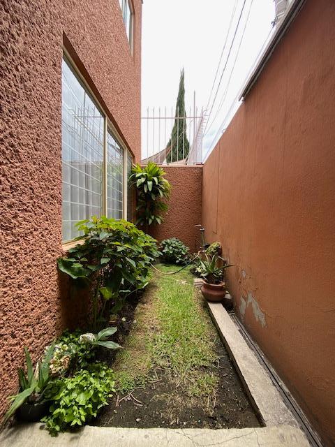 Suri Bienes Raíces - Casa en Venta en Coyoacán en Prado Churubusco en calle cerrada