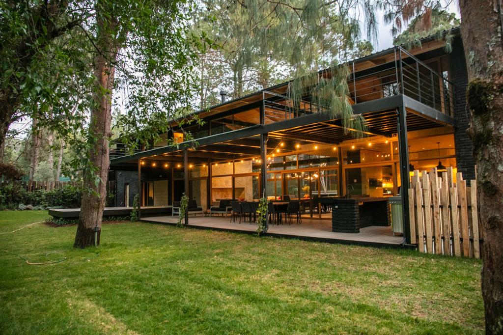 Suri Bienes Raíces - CASA NUEVA EN VENTA CON ESTILO MODERNO TOTALMENTE AMUEBLADA Y EQUIPADA EN RANCHO AVÁNDARO.