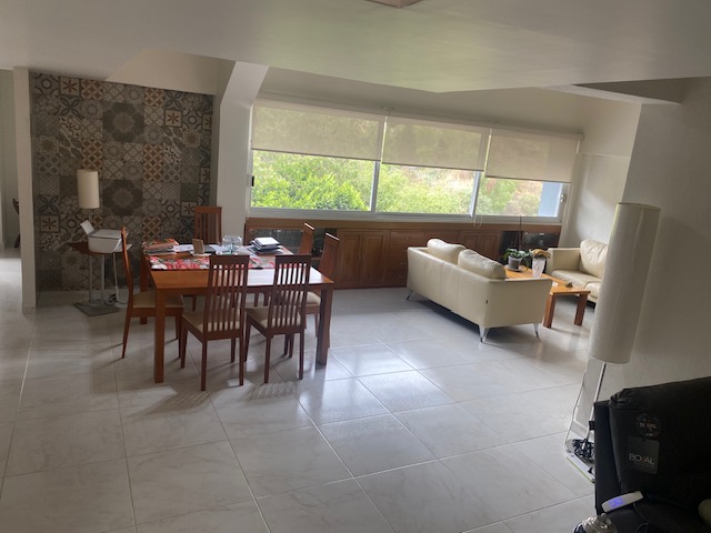 Suri Bienes Raíces - Excelente Penthouse en VENTA de dos plantas en Camino al Desierto de los Leones con finos acabados. 