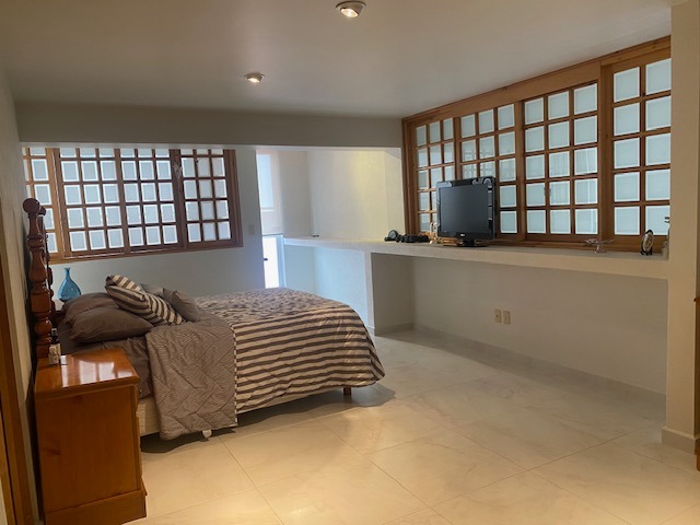 Suri Bienes Raíces - Excelente Penthouse en VENTA de dos plantas en Camino al Desierto de los Leones con finos acabados. 