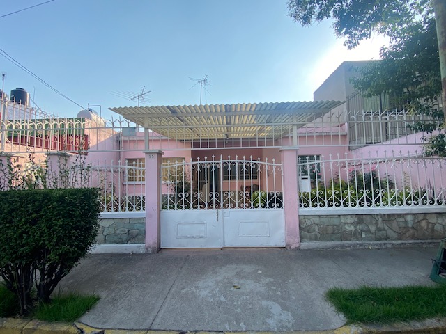 Suri Bienes Raíces - Casa en VENTA en Coyoacán de una sola planta en zona muy tranquila.