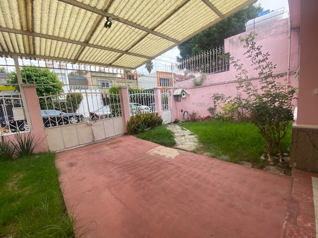 Suri Bienes Raíces - Casa en VENTA en Coyoacán de una sola planta en zona muy tranquila.