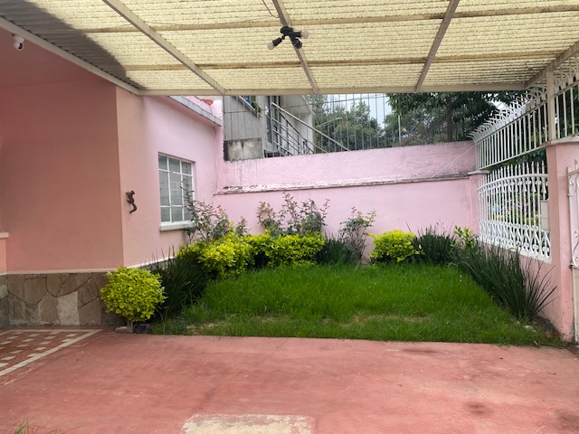 Suri Bienes Raíces - Casa en VENTA en Coyoacán de una sola planta en zona muy tranquila.